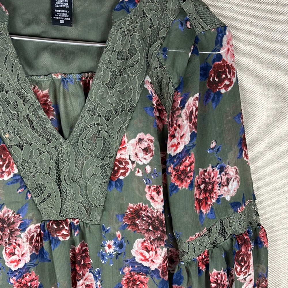 Torrid > Green Floral Sheer Lace Trim Blouse 00 - Picture 4 of 9